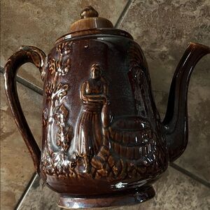 Teapot with locking lid, lid has a chip see pictures